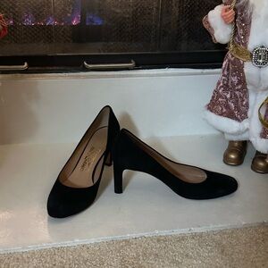 Salvatore Ferragamo LEO 70 Black Suede Pumps!